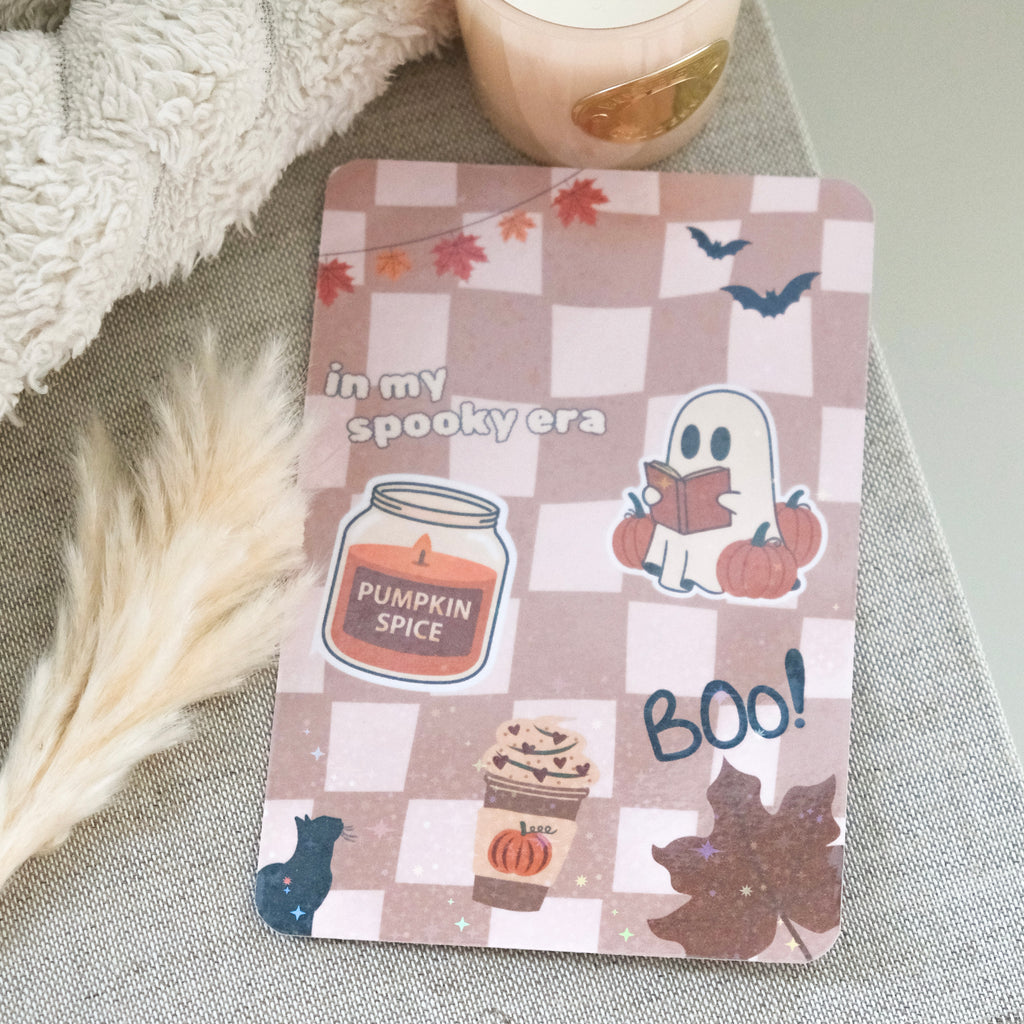 eReader mit herbstlicher Einlage im Pumpkin-Spice-Stil, verziert mit Geistern, Kürbissen und glitzerndem Finish – perfektes Bookish Accessoire für den Herbs