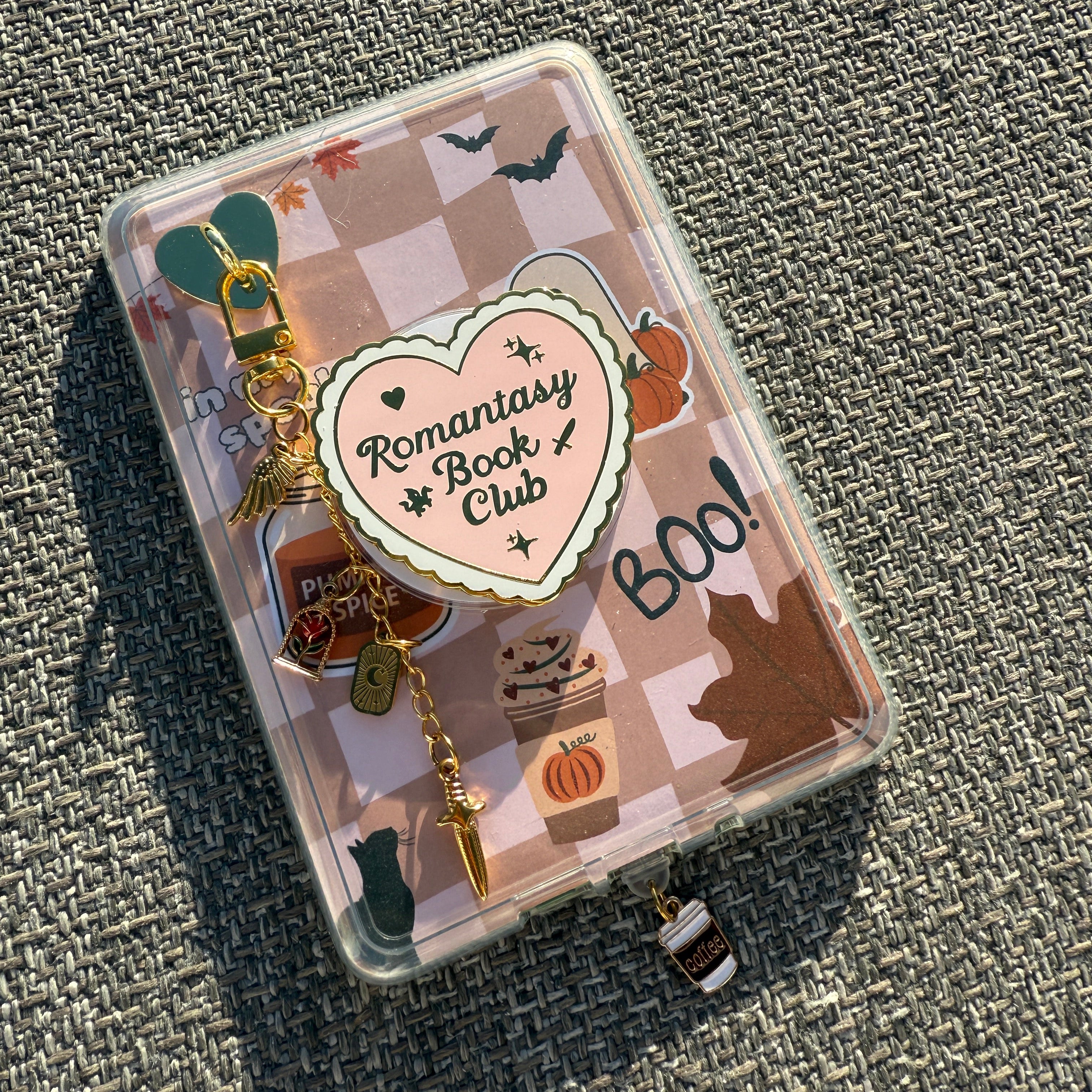 eReader mit herbstlicher Einlage im Pumpkin-Spice-Stil, verziert mit Geistern, Kürbissen und glitzerndem Finish – perfektes Bookish Accessoire für den Herbs